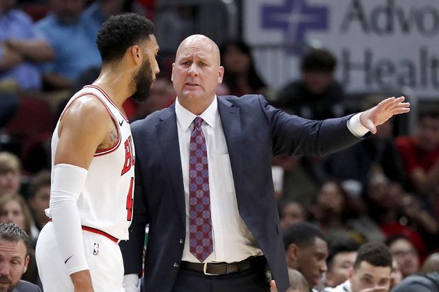 Trenér basketbalistů Chicaga Bulls Jim Boylen diskutuje s Denzelem Valentinem během přípravy proti Milwaukee Bucks.