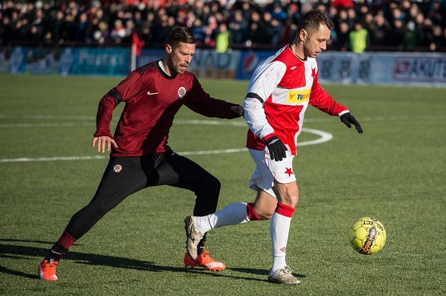 Radek Šírl ze Sparty a Ivo Ulich ze Slavie během tradičního Silvestrovského derby internacionálů.