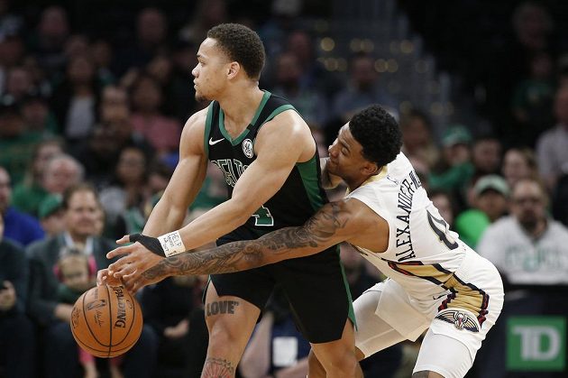 Pelikán Nickeil Alexander-Walker se snaží dostat míč z rukou bostonského Edwardse