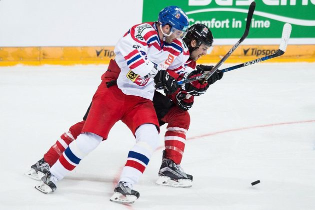 Český útočník Robert Kousal (vlevo) a kanadský obránce Christopher Tanev během přípravného zápasu v Praze.