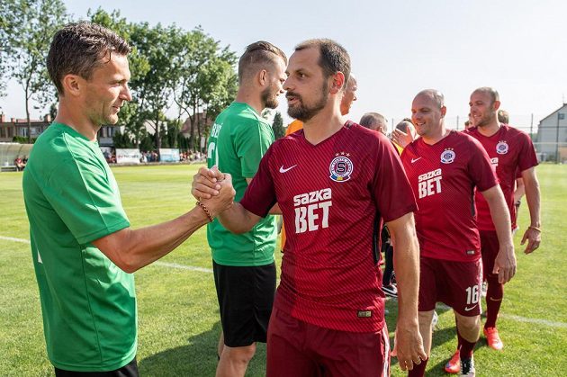 Kanonýr David Lafata se zdraví s Markem Matějovským během exhibičního utkání v Olešníku, kde se Lafata loučil s profesionální kariérou.