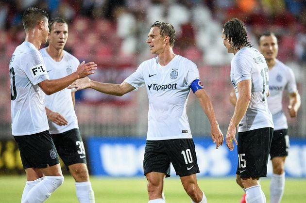 Fotbalisté Sparty Praha Adam Hložek, Bořek Dočkal a Matěj Hanousek oslavují gól na 4:0 během utkání v Brně.