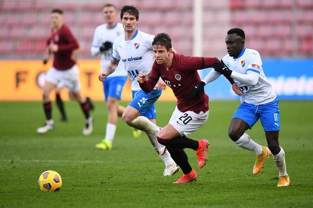 Sparťanský fotbalista Adam Hložek v akci během utkání osmifinále MOL Cupu s Baníkem Ostrava.