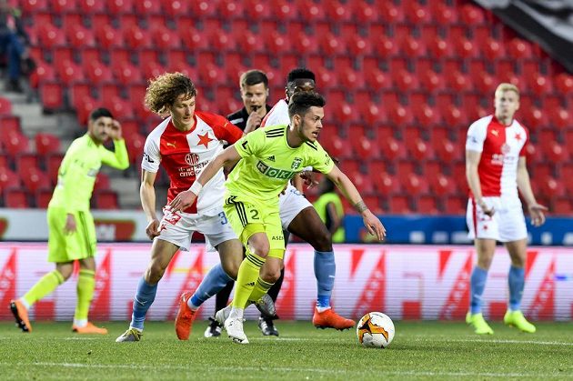 Alex Král ze Slavie a Martin Bukata z Karviné během čtvrtfinále fotbalového poháru.