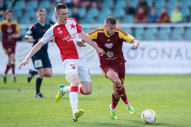 Jaromír Zmrhal ze Slavie (vlevo) a Jakub Mareš z Dukly během utkání 23. kola Synot ligy.
