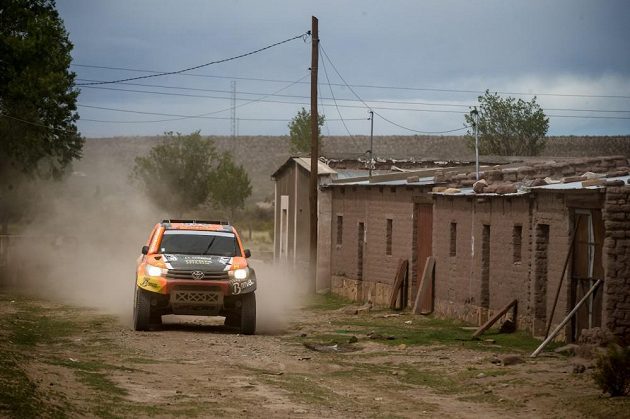 Martin Prokop projíždí vesničkou během 9. etapy z Rallye Dakar.