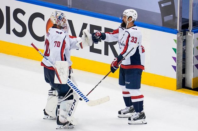 Gólman Washingtonu Capitals Braden Holtby (70) slaví výhru nad New York Islanders s obráncem Radko Gudasem (33).