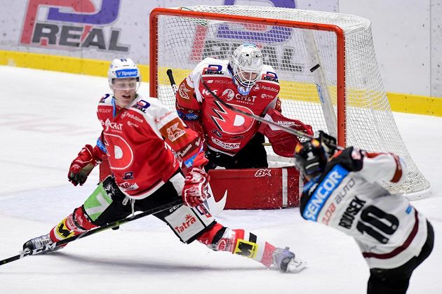 Lukáš Rousek (vpravo) ze Sparty střílí gól, uprostřed je brankář Pardubic Pavel Kantor.