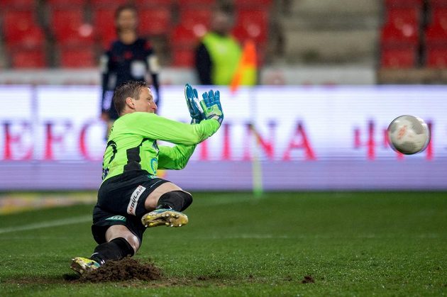 Teplický brankář Tomáš Grigar v nastavení chytá penaltu slávisty Josefa Hušbauera.
