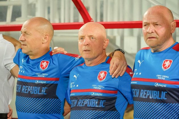 Zleva trenéři Boris Kočí, Karel Jarolím a Miroslav Koubek před utkáním s Islandem v Kataru.