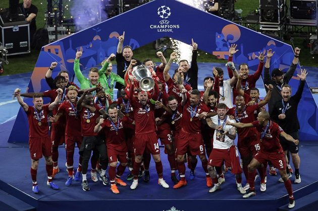 Liverpoolská radost po triumfu ve fotbalové Lize mistrů. S trofejí křepčí Jordan Henderson.