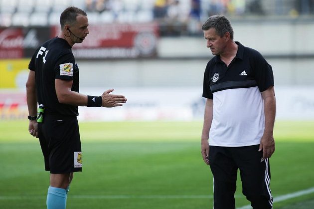 Zleva hlavní rozhodčí Pavel Julínek a trenér Zlína Josef Csaplár v utkání 2. kola fotbalové ligy.