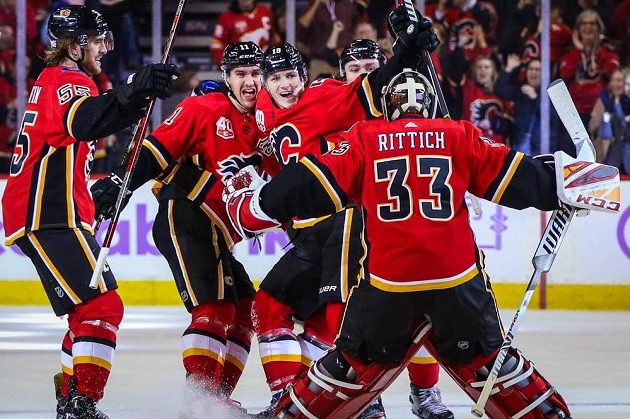 Radost hokejistů Calgary Flames v utkání NHL s Arizonou Coyotes. Slaví i český brankář David Rittich.