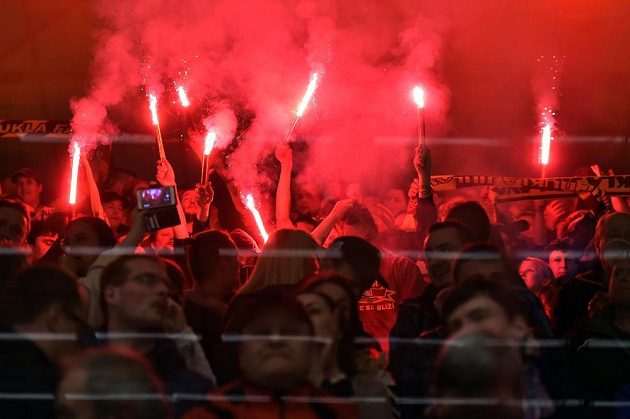 Bengálské ohně v Jihlavě. Fanoušci hokejové Dukly Jihlava slaví návrat týmu do nejvyšší soutěže po 12 letech.