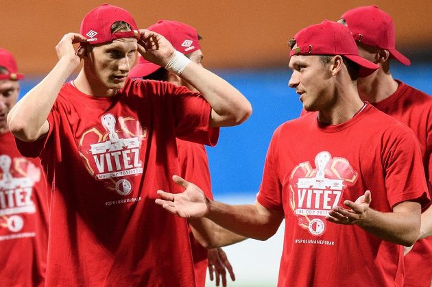 Fotbalisté Slavie Praha Milan Škoda (vlevo) a Stanislav Tecl po vítězství ve finále MOL Cupu