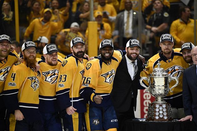 Hokejisté Nashvillu Predators oslavují premiérový postup do finále Stanley Cupu. Na domácím ledě vyhráli nad Anaheimem 6:3 a celou sérii ovládli v poměru 4:2 na zápasy.