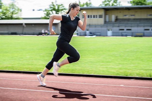 Česká skeletonistka Anna Fernstädtová při tréninku na stadionu v Šumperku.