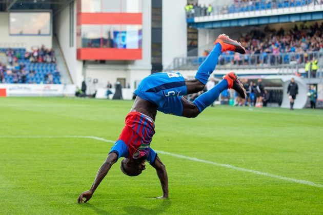 Záložník Plzně Joel Kayamba slaví saltem svůj gól v ligovém duelu s Olomoucí.