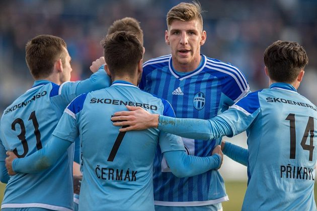 Fotbalisté Mladé Boleslavi (Aleš Čermák, Ladislav Takács a Tomáš Přikryl) oslavují gól na 3:0 proti Ostravě.