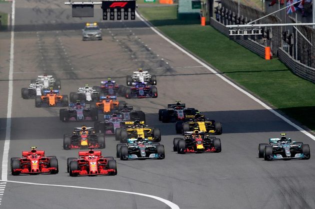Start Velké ceny Číny, z pole position do závodu odstartoval Sebastian Vettel z Ferrari.