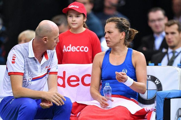 Barbora Strýcová během rozhovoru s kapitánem Petrem Pálou v zápase proti Sofii Keninové z amerického týmu ve finále Fed Cupu 2018.