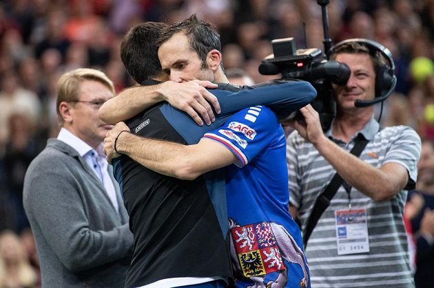 Radek Štěpánek a Novak Djokovič během rozloučení s tenisovou kariérou v Praze.