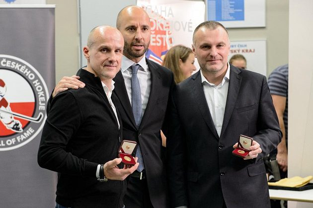 Martin Straka (vlevo), Martin Ručínský a Robert Reichel z olympijského hokejového týmu z Nagana.