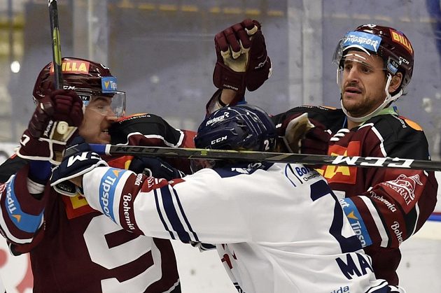 Roztržka! Zleva Petr Kalina ze Sparty, Alexandre Mallet z Vítkovic a Jérémie Ouellet-Blain.
