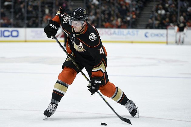 Pozor, pálí Cam Fowler! V utkání proti Columbuse se obránce Anaheimu trefil hned třikrát.