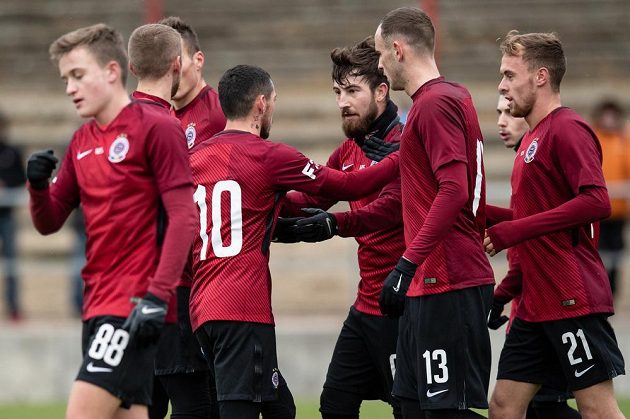 Fotbalisté Sparty Nicolae Stanciu (č.10), Lukáš Vácha, David Lischka a Martin Hašek oslavují gól na 2:0 během utkání v rámci zimní přípravy s Českými Budějovicemi.