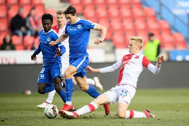 Liberecký obránce Taras Kacharaba (uprostřed) a Michal Frydrch během utkání čtvrtfinále MOL Cupu.