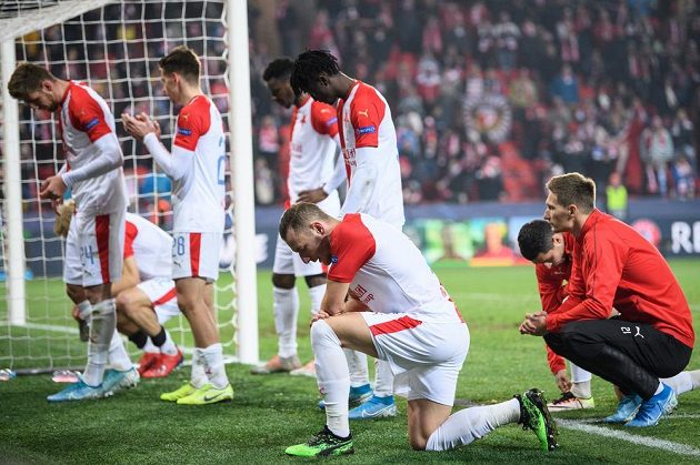 Vladimír Coufal ze Slavie Praha s dalšími fotbalisty českého šampiona po utkání základní skupiny Ligy mistrů s Interem Milán.