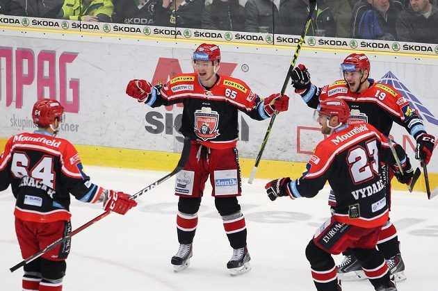 Hradečtí hokejisté (zleva) Brian Ihnačák, René Vydarený a Martin Pláněk se radují z vyrovnávacího gólu v Mladé Boleslavi.