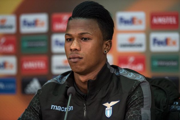 Útočník Lazia Keita Balde Diao během tiskové konference před utkáním Evropské ligy na Spartě.