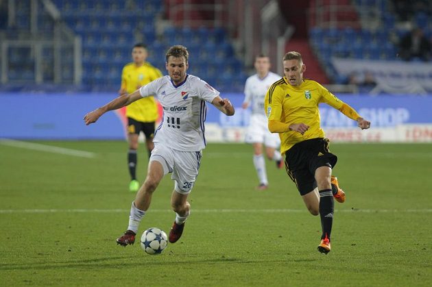 Tomáš Poznar z Baníku (vlevo) a Jan Kalabiška z Karviné v běžeckém souboji během utkání 15. kola HET ligy.