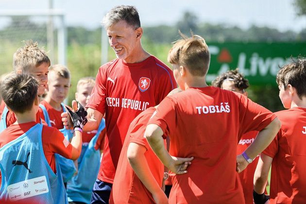 Trenér fotbalové reprezentace Jaroslav Šilhavý během tréninku s dětmi z fotbalové školy Petra Čecha
