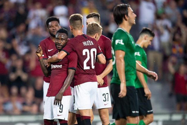 Guélor Kanga ze Sparty Praha oslavuje se spoluhráči gól na 3:0 z penalty během utkání 4. kola Fortuna ligy.