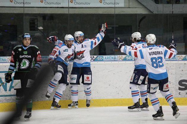 Radost chomutovských hráčů po vstřeleném gólu v utkání předkola play off hokejové extraligy s Mladou Boleslaví.