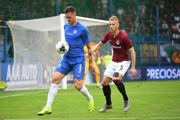 Liberecký útočník Roman Potočný si kryje míč před stoperem Sparty Urošem Radakovičem.