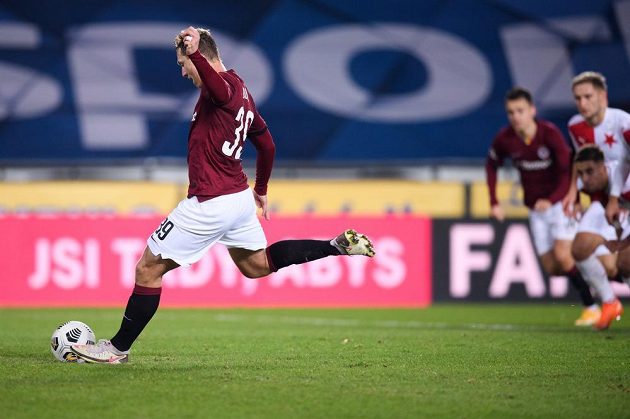 Důležitý okamžik nedělního derby. Sparťan Lukáš Juliš za bezbrankového stavu neproměnil v první půli penaltu.