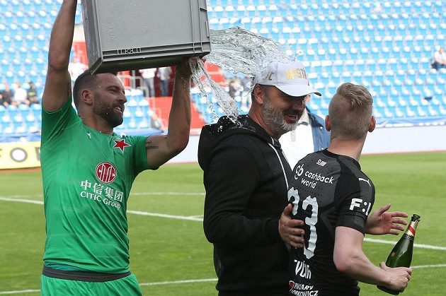 Zleva brankář Přemysl Kovář, trenér Jindřich Trpišovský a Petr Ševčík ze Slavie oslavují zisk ligového titulu.