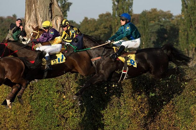 Žokej Jozef Sovka na koni Al Jaz (vlevo) a žokej Matej Rigo na koni Hipo Jape na taxisu během 125. Velké pardubické.