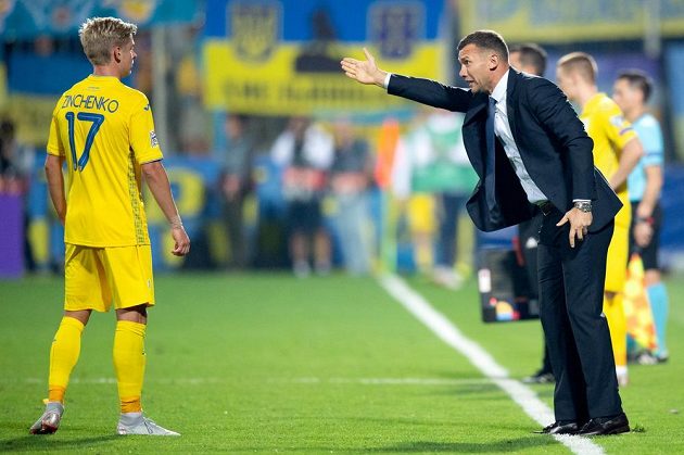 Olexandr Zinchenko a trenér Ukrajiny Andrej Ševčenko během utkání Ligy národů v Uherském Hradišti.