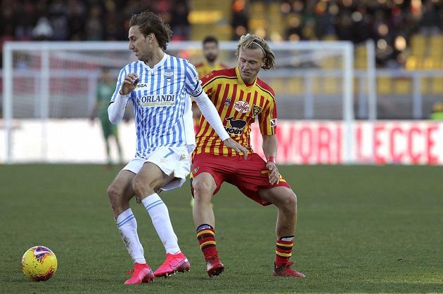 Český fotbalista Antonin Barák v dresu Lecce atakuje soupeře v utkání italské ligy.