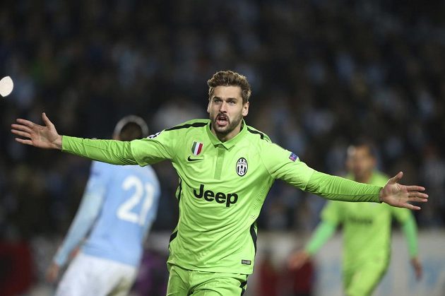 španělský útočník Fernando Llorente slaví vedoucí gól italského týmu na hřišti Malmö.