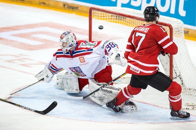 Kanadský útočník Connor MCDavid překonává českého brankáře Dominika Furcha během přípravného utkání v pražské O2 areně.