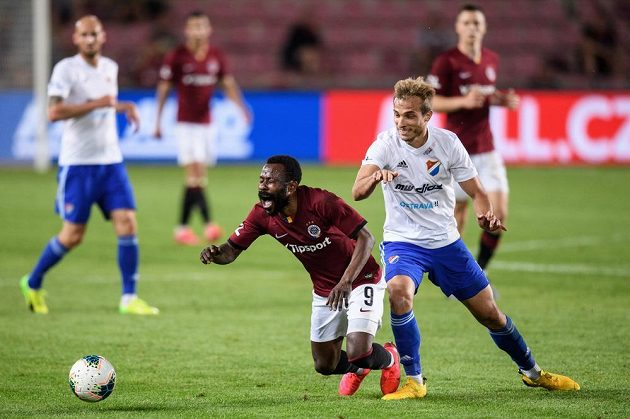 Guélor Kanga ze Sparty Praha padá k zemi po střetu s Nemanjou Kuzmanovičem z Baníku Ostrava.