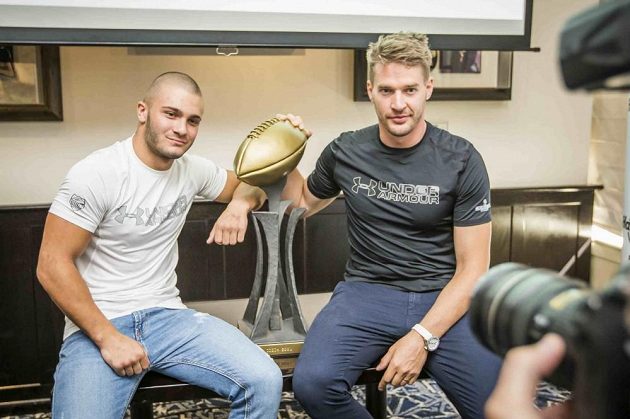 Dominik Dvorský (vlevo) z Ostrava Steelers, nebo Jan Dundáček z Prague Black Panthers? V pondělí už bude třímat Czech Bowl jen jeden z nich.