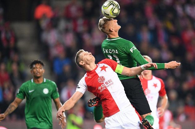 Útočník Příbrami Michal Škoda měl v tomto hlavičkovém souboji nad svým bratrem Milanem ze Slavie navrch.