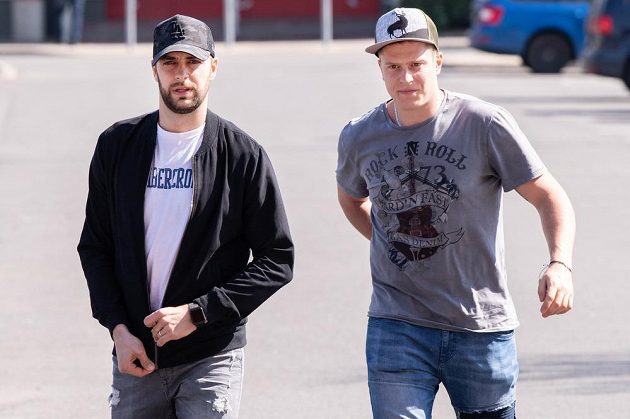 Robin Hanzl (vlevo) a Filip Pavlík přicházejí na sraz české hokejové reprezentace před přípravnými zápasy s Německem.